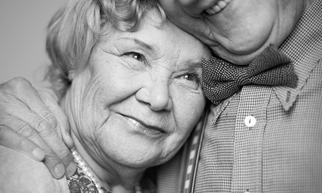 ancianos amor felicidad abrazo