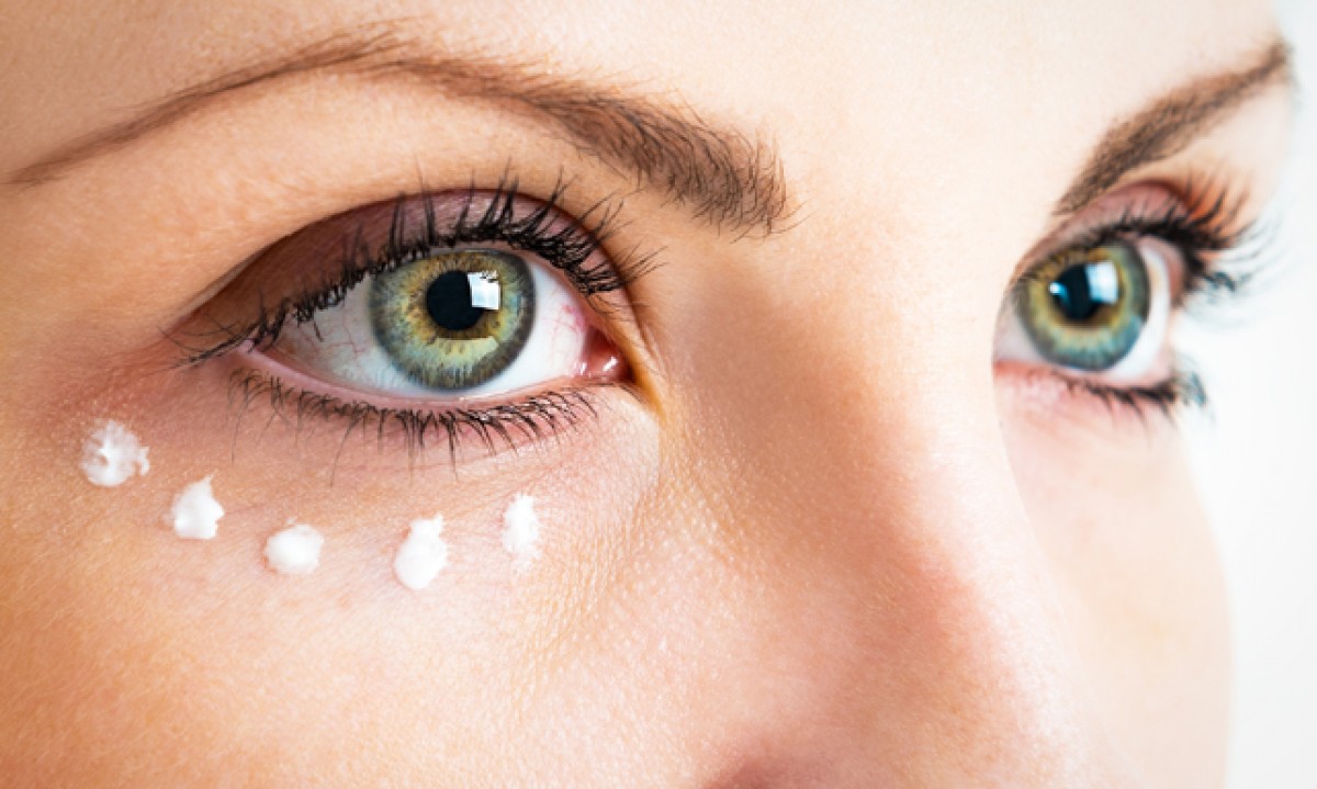 Cuida la piel del contorno de ojos